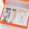 Vista dettagliata dell'orologio al quarzo con strass argentati e set regalo coordinato. - Set di gioielli e orologio da 5 pezzi (3) / Senza Scatola / Argento