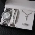 Chic set di orologio al quarzo argentato con bracciale, collana con croce e anello. - Set da 4 Pezzi Orologio e Gioielli con Strass Argento da Donna (A20-Senza Scatola)