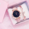 Vista dettagliata del set regalo con orologio da donna al quarzo rosa e bracciale. - Orologio+Bracciale / Rosa