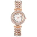 Primo piano di orologio quarzo donna oro rosa strass con numeri romani e cristalli scintillanti. - Oro rosa