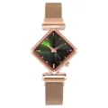 Primo piano di un orologio al quarzo da donna con quadrante a losanga e cinturino mesh. - Solo orologio / Blu