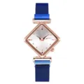 Dettaglio in primo piano dell'orologio da donna con quadrante a rombo e cinturino in maglia blu. - Solo orologio / Blu