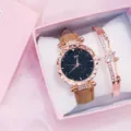 Primo piano dettagliato di un set regalo con orologio al quarzo e bracciale da donna. - Marrone