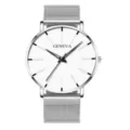 Dettagli in primo piano dell'orologio al quarzo in maglia d'argento con quadrante bianco. - Cinturino Maglia Argento Quadrante Bianco (7)
