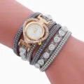 Nahaufnahme der Damen mehrlagigen Strass Wickeluhr, zeigt funkelnde Kristallarmbänder detail. - B9-Stil