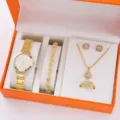 Elegante set di orologio al quarzo e gioielli dorati con collana a trifoglio, anello e bracciale. - Oro Tutto Strass Numeri Romani Orologio al Quarzo Pendente Quadrifoglio Collana Set 5 Pezzi (37) / Senza Scatola / Oro