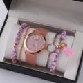 Set orologio al quarzo da donna con cinturino rosa e bracciali di perle confezione regalo. - Set Orologio e Gioielli (A7) / Senza Confezione Regalo / Rosa