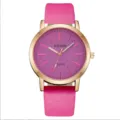 Vista dettagliata di orologio al quarzo da donna con cinturino in pelle rosa e quadrante. - Orologio Singolo (3) / Rosa