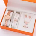 Primo piano dettagliato di set regalo oro rosa da donna con orologio e gioielli brillanti. - Orologio al quarzo con numeri romani Set di gioielli a doppio cuore (42) / Set da Cinque Pezzi (Senza Scatola) / Oro rosa