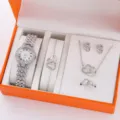 Dettaglio di un set di gioielli e orologio da donna in strass con design a doppio cuore. - Stile 7 / Ensemble Argento (Senza Scatola)