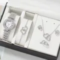Vista dettagliata dell'orologio quarzo strass donna e set gioielli cuore doppio in scatola. - Set Orologio al Quarzo con Strass Argento (25) / Set (Con confezione regalo bianca e nera) / Argento
