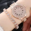 Primo piano dettagliato di orologio da donna al quarzo con strass oro rosa e bracciale. - Set Orologio al Quarzo con Strass Oro Rosa (29) / Set (Senza Confezione Regalo) / Oro rosa