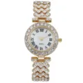 Dettaglio orologio al quarzo dorato con strass quadrante bianco numeri romani e cinturino chic. - Orologio al quarzo / Oro