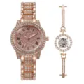 Vista ravvicinata dettagliata dell'orologio al quarzo in strass oro rosa e bracciale in cristallo. - Stile Oro Rosa con Strass Intarsiato Completo (Y001) / Collezione Orologio e Gioielli / 7.5