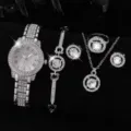 Vista dettagliata del set di orologi e gioielli da donna in strass argento con collana. - Stile 5 Pezzi Lussuoso Argento (Y001) / Orologio + Set di Gioielli 5 Pezzi / 9.9