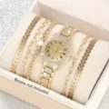 Primo piano di orologio da donna dorato al quarzo con set di bracciali coordinati. - Stile Dorato Multistrato Moda (Y001) / Collezione Orologio e Gioielli / 9.3