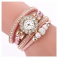 Rosa Wickel-Quarzuhr mit funkelnden Strasssteinen und Perlen, mehrlagiges Armband-Design. - Rosa
