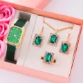 Dettaglio del set con orologio, collana, orecchini e anello in cristallo verde quadrato elegante. - Cinturino Verde Set Gioielli Orologio Gemma Verde con Rosa (A1) / Set di Gioielli (Senza Scatola)