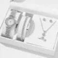 Dettaglio di un orologio al quarzo con strass scintillanti e set regalo di gioielli chic. - Set Gioielli 5 Pezzi / Argento
