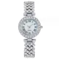 Vista dettagliata di orologio al quarzo da donna argentato con strass brillanti e numeri romani. - Solo orologio / Argento