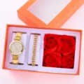 Vista dettagliata del set regalo con orologio al quarzo dorato, bracciale strass e rose rosse. - Set Orologio e Bracciale Strass a Doppia Fila (Senza Confezione Regalo) / Oro
