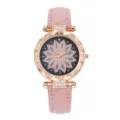 Primo piano dettagliato orologio quarzo donna lusso cinturino pelle rosa e quadrante floreale. - Orologio Singolo Stile Fiore Strass (4) / Cassa Oro Rosa Cinturino Rosa Quadrante a Fiore
