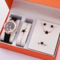 Vista dettagliata del set regalo 5 pezzi con orologio e gioielli a stella e cinturino nero chic. - Stile 8+ Set Gioielli (Senza Confezione Regalo) (5555011087236)