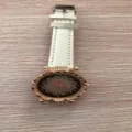 Orologio al quarzo da donna con cinturino in pelle bianca e quadrante floreale oro rosa. - Prezzo Diretto di Fabbrica / Orologio da Polso con Quadrante a Fiori / Bianco