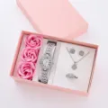Primo piano dettagliato del set regalo di lusso con strass da donna orologio collana orecchini. - Con Bracciale Stile 2 / Senza Confezione Regalo / Argento