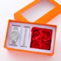Elegante set regalo con orologio al quarzo da donna bracciale luminoso e quattro rose rosse. - Orologio e Bracciale 1 (Senza Scatola) / Argento