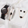 Primo piano di elegante orologio da donna al quarzo con cinturino e set di gioielli. - Accessorio Gioiello (18, Senza Scatola)