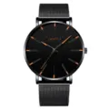Dettaglio orologio al quarzo nero, indicatori arancioni e bracciale in acciaio inossidabile. - Cinturino Maglia Nero Quadrante Nero Scala Arancione (9)