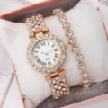 Vista di dettaglio del set di orologio al quarzo da donna con strass e numeri romani - Orologio Oro Rosa Con Bracciale E Scatola Regalo