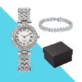 Detailansicht der funkelnden Strass Quarzuhr mit edlem Armband und schwarzer Geschenkbox. - Uhr Armband Set Mit Geschenkbox / Silber