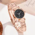 Dettaglio elegante orologio al quarzo oro rosa, quadrante nero minimalista con cinturino. - Stile Tondo (3) / Oro Rosa Quadrante Nero (Tondo)
