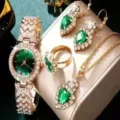Orologio al quarzo con strass gemma verde di lusso e set di gioielli eleganti da donna - Set di Gioielli (22) / Set da 4 Pezzi (Senza Scatola) / Oro (Pietra Verde)