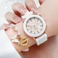 Vista dettagliata dell'orologio al quarzo da donna con cinturino in silicone e perle. - Accessorio Gioiello (11, Senza Scatola)