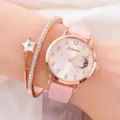 Elegante orologio al quarzo da donna con cinturino rosa e grazioso set di bracciali a stella. - Set Orologio + Bracciale / Rosa