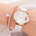 Primo piano dettagliato di un orologio al quarzo da donna con cinturino bianco e bracciale. - Set Orologio + Bracciale / Bianco