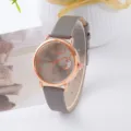 Primo piano dell'elegante orologio al quarzo con cinturino grigio e quadrante oro rosa. - Solo orologio / Grigio