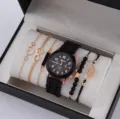 Set orologio da donna al quarzo con cinturino in silicone nero e bellissimi bracciali. - Set di Braccialetti con Perle Oro e Nero (36) / Senza Scatola / Nero