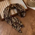 Λεπτομερής λήψη κομψού φουλάρι με animal print, μοτίβα λεοπάρ και ζέβρας σε ξύλο. - Φουλάρι - Καφέ - Μοτίβο Πύθωνα