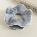 Grijs geplooide haarscrunchie detail, elegante elastische haaraccessoire weergave. - Blauw