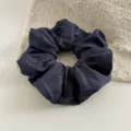 Donkerblauwe satijnen haarelastiek stof detail, elegante geplooide haaraccessoire. - Marineblauw