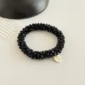 Exquisites schwarzes Kristallperlen-Haargummi und Metallanhänger Armband Details. - Funkelndes Schwarz