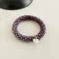Exquisites Kristallperlen-Haargummi und Armband Detail, elegantes violettes Haaccessoire. - Sternenviolett