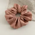 Elegante effen stoffen haarelastiek met zachte metallische glans voor dagelijkse styling. - Oranje