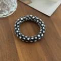 Zwart-wit gestipte telefoonkoord haarelastiek detail, flexibel elastisch haaraccessoire. - Zwarte Polkadot