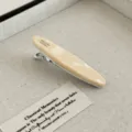 Minimalistische beige Acetat Entenschnabel Haarklammer, elegante Seitenklammer für Pony Styling. - Käsefarbe