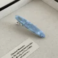Blaue Acetat Haarklammer Entenschnabel Spange minimalistisches Haarstyling Accessoire Detailaufnahme - Tuschewasch-Blau